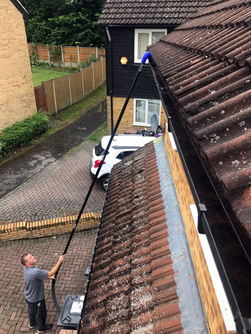 Gutter clearing machinery for clearing blocked gutters